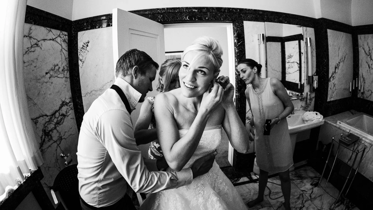 getting ready der braut im badezimmer